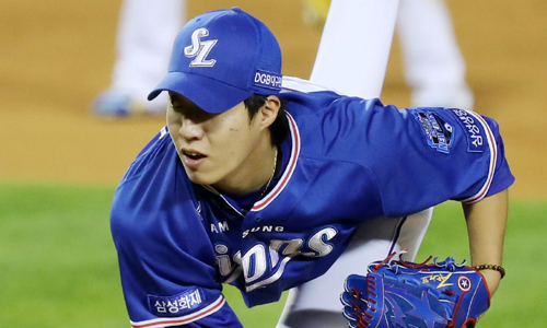 Won Tae-in, 20, who joined the Samsung Lions as a high school graduate in the 2019 season, successfully played his first season at the age of 19.He has played a big role in his teams selection rotation and has a 2-point average ERA until July.After the fall due to lack of physical strength since August, he finished the season with 4 wins and 8 losses and an average ERA of 4.82, but the appearance of the summer was enough for fans to raise their expectations and wait for 2020.He appeared more mature, and even in a rather sharp pitch, he was evaluated as having improved his power as fast as the ball.On the 27th of last month, the fourth start of the season, Lotte Mart showed a perfect pitch with four hits in eight innings and no score.However, even in the powerful pitch of Won Tae-in, the Samsung Lions were forced to keep their uneasy lead.This is because Lee Min-ho, 19, a high school graduate at LG Mound, showed a pitch that did not back down against Won Tae-in.Lee Min-ho, who surprised everyone by winning a surprise victory with a 5.1-inning, one-hit, and no-run pitch in the Samsung Lions on the 21st of last month, did not give up additional runs until the seventh inning, except for giving up two runs with a two-run double to Tyler Saladino (31) in the first inning.However, LG, who scored 25 points in the previous three consecutive games against KIA, had to accept the first defeat of the professional despite the failure to attack Won Tae-in and the subsequent Samsung Lions bullpen.The victory made the Samsung Lions 11th (14th loss) and continued their hopes for a .500 game; LG had 16 wins and 8 losses.7 innings without a run .. 2-0 win over LG / Lee Min-ho in Young Gun confrontation
