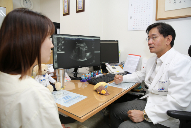 김형준 중앙대병원 소화기내과 교수가 지방간 상담을 하고 있다. /사진제공=중앙대병원