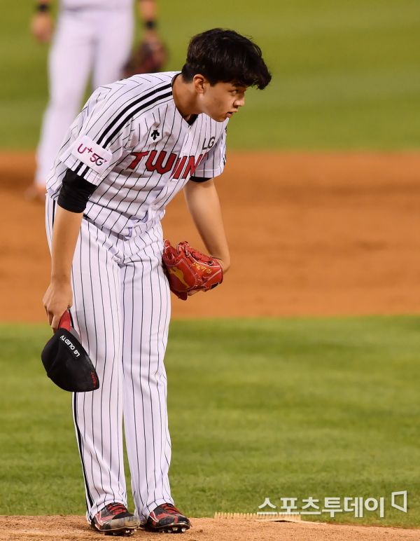 On the 2nd, Seoul Jamsil-dong Baseball Park, the LG Twins and the Samsung Lions Lions played in the game, and LG Lee Min-ho, who was in the fourth inning, expressed his sorry for Samsung Lions Kim Dong-yeop.2020.06.02.