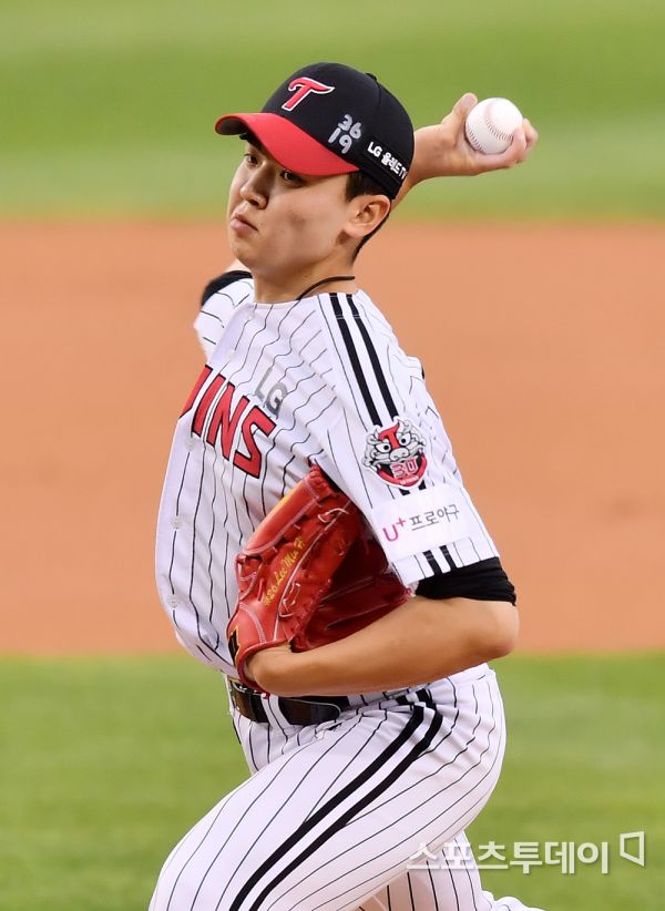 LG Twins Young Gun Lee Min-ho was driven to the losing Danger despite a good pitch.Lee Min-ho started the 2020 Shinhan Bank SOL KBO League Samsung Lions and Home Kyonggi at 6:30 pm at Jamsil-dong Stadium in Seoul on the 2nd, and scored two runs in seven innings, five hits, seven hits and two walks.Lee Min-ho shook from the start of the day; in the first inning, Kim Sang-su allowed a right-handed hit and sent Park Chan-do out on walks, bringing Danger on his own.He was beaten by a two-run left-handed double by subsequent Tyler Saladino and lost his score.Lee Won-seok and Hak-ju Lee were caught with first baseman fly ball and Striking respectively, and did not make any additional runs.In the second inning, he made his first three-legged inning: Kim Dong Yub (third baseman flying ball)Lee Sung-Gyu (Pitcher ground ball)Kang Min-ho (left fielder) flying ball.In the third inning, he was hit again by Danger.Kim Heon-gong, the leading hitter, was treated as a right fielder, but Kim Sang-su hit a right-handed hit, and Park Chan-do was caught by Striking again and seemed to pass Danger.But he was beaten by Saladino with a left-handed double to put him in second and third base with two outs; he passed Danger by turning Lee Won-Seok back to swinging Striking.Lee Min-ho, who passed Danger, stricken the lead hitter Hak-ju Lee in the fourth inning.The next batter Kim Dong Yub threw a ball to fit the body, but he finished the inning with a steal check at Kang Min-hos plate.In the fifth inning, he made his second three-game homer inning: Kang Min-ho (shortstop ground ball), Kim Hun-gon (middle field fly ball) and Kim Sang-su (shortstop ground ball).In the sixth inning, he gave up a walk to lead hitter Park Chan-do, but he blocked Saladino with a swinging Striking, Lee Won-Seok with a rookie Striking and Hak-ju Lee.Lee Min-ho, who also came to the mound in the seventh, hit a left-handed Hit to Kim Dong Yub, but ended the inning by catching Lee Sung-Gyu with a swing Striking, Kang Min-ho.In the eighth, Song Eun-bum handed the Mound and finished the Kyonggi on the day.