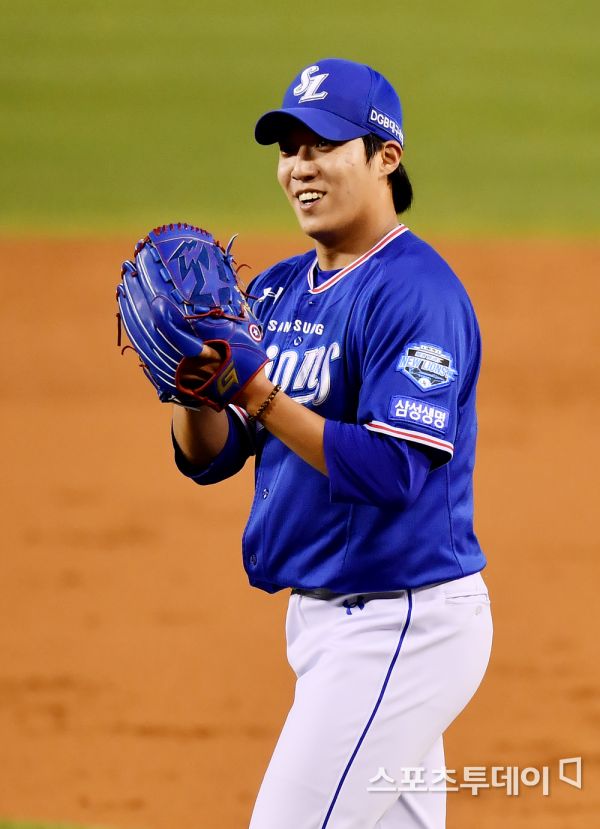 The Samsung Lions overpowered the LG Twins thanks to a strong performance by Young Gun Won Tae-in.The Samsung Lions won 2-0 at the 2020 Shinhan Bank SOL KBO League LG and Kyonggi at 6:30 pm at Jamsil Stadium in Seoul on the 2nd.That gave the Samsung Lions 11-14 losses in the season; LG had 16-7 losses.The Samsung Lions Cole Hamels Won Tae-in scored seven innings, five hits and three strikeouts, and earned his third win of the season.In the batting line, Tyler Saladino had two hits and two RBIs, and Kim Sang-su had three hits.LG starter Lee Min-ho played his part with two runs in seven innings, five hits, seven strikeouts, two walks, but he was unable to get help from the batters.LG was the first to take the lead, and Kim Sang-su, the leading hitter, hit the first and second bases with Park Chan-dos walks.Both teams then played a tight pitching game.Lee Min-ho made a three-legged inning in the third inning, and Won Tae-in also blocked the LG line with four triples.LG did not give up additional runs by starting Song Eun-beom (one innings without a run) and Yeo Geon-uk (one innings without a run) in succession following Lee Min-ho.The Samsung Lions stopped LGs pursuit with Choi Ji-kwang (one innings without a run) and Woo Kyu-min (one innings without a run).Kyonggi finished with a victory for the Samsung Lions.