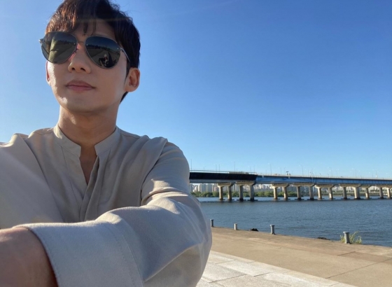 Actor Lee Tae-sung gave a feeling that he had finished filming Drama In the Mood for Love.Lee Tae-sung told his Instagram on the 1st of the day, I left the spirit of In the Mood for Love on a clear day of cloudless sky.Actor people who have been together for 6 months have really Sui Gu! I would like to see a lot of viewers until the last time. Lee Tae-sung in the public photo shows off his warm charm with sunglasses on the beach.The netizens who responded to this responded such as Sui Gu, I was troubled, I was a wonderful father Taesung Actor Sui Gu.Meanwhile, Lee Tae-sung is appearing on the SBS entertainment program Ugly Our Little.