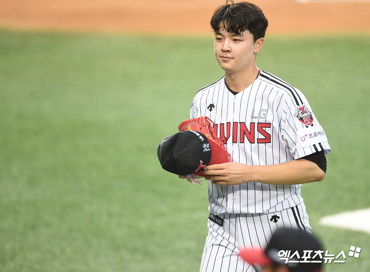 The Samsung Lions Lions and LG Twins of the 2020 Shinhan Bank SOL KBO League held at Jamsil-dongBaseball Park in Seoul Songpa District on the afternoon of the 2nd, and LG starter Pitcher Lee Min-ho, who finished defense in the first inning, are heading for the dugout.