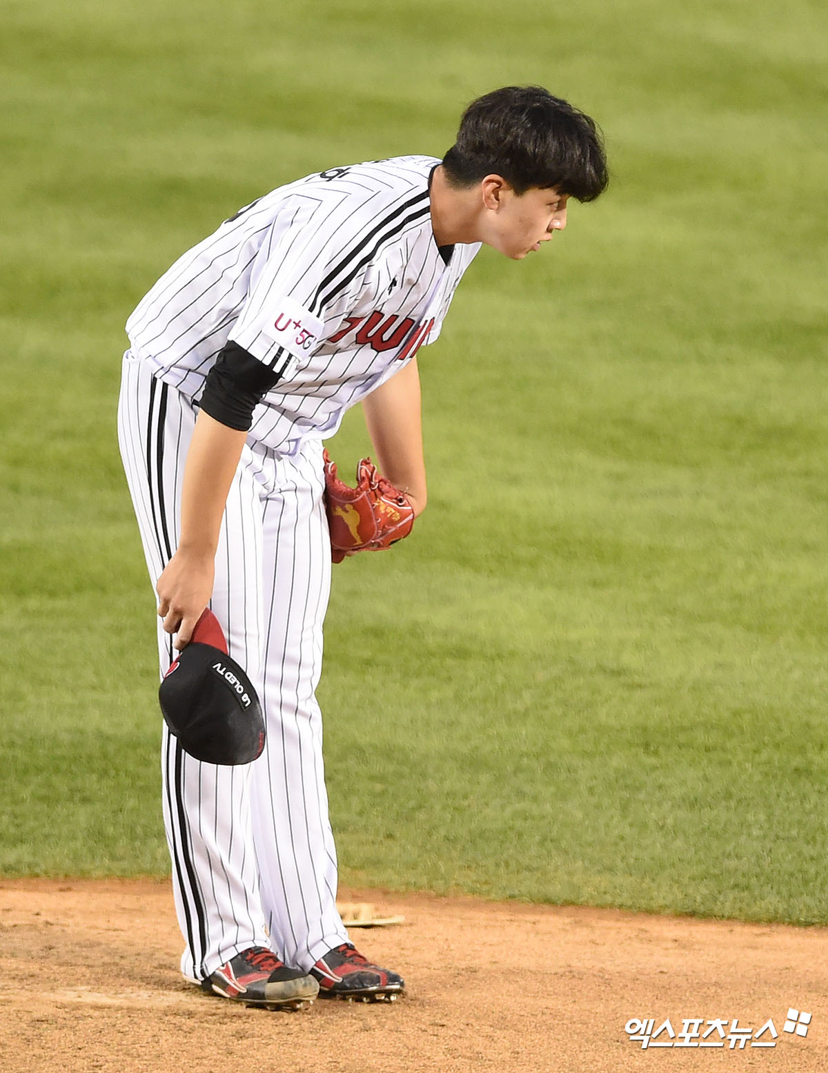 In the afternoon of the 2nd, Samsung Lions and LG Twins of the 2020 Shinhan Bank SOL KBO League held at Jamsil-dongBaseball Park in Songpa-gu, Seoul, and first-inning LG starter Pitcher Lee Min-ho are apologizing to Samsung Lions Kim Dong Yub after allowing sand dunes.