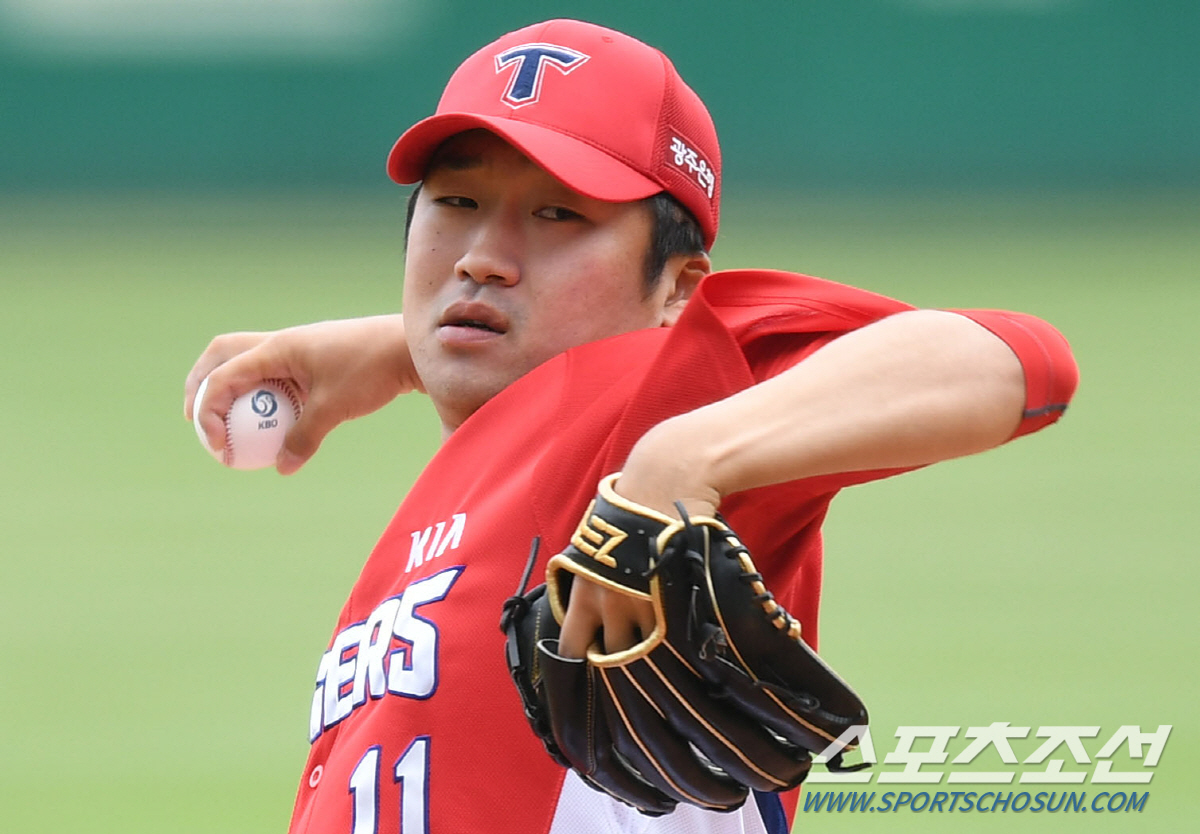 The pitching battles played by the Young Guns are always exciting.The fourth game of the LG Twins and the Samsung Lions Lions in Jamsil-dong on the last two days attracted attention with the first and second year Cole Hamels.It was a return match between rookie LG Lee Min-ho (19) and second-year Samsung Lions Won Tae-in (20) this year; both pitchers threw seven innings to give them a luxury pitching game.It was a pity that I would have liked to have a full audience.Lee Min-ho won when he met in Daegu on the 21st of last month, and Won Tae-in, who had a scoreless run, won the game.Young pitchers have an invisible rivalry: Won Tae-in said after Kyonggi, Minho threw really well, it was bad in the first inning, but I was stimulated by dragging it to the seventh inning.I did not want to lose today, he said. I want to stop now, he said when asked if he was waiting for a third confrontation.Of course, this competitive stress is a great nourishment for the young people to grow.In 2020, the KBO League is making a rich story by announcing the birth of talented young people.Managers and club officials are saying, It is a lumber to lead our team for more than 10 years.The KBO mound, which waited for a young Ace to succeed Ryu Hyun-jin, Kim Kwang-hyun, and Yang Hyun-jong, is full of vitality with their appearance.In the early 20s, native starters are making a competitive composition with foreign pitchers in each sector.The front runner is NC Dynos left-hander Koo Chang-mo (23).Koo Chang-mo is in the lead of three major divisions with four wins in 5Kyonggi, an Earned run average of 0.51, and 38 strikeouts.He has grown into a left-handed Ace representing KBO, and he has put the necessary conditions on Cole Hamels, including a fast ball of 150km, stable control, and bold Kyonggi operation.Koo Chang-mo is actually a prepared Ace who has steadily accumulated selection classes since his debut in Group 1 in 2016.Won Tae-in is the one who emerged as a competitor of Koo Chang-mo.He has recently achieved a 3Kyonggi series of Quality Start + with four fastballs, sliders, changeups, and curves in the late 140km range. He marked the Earned run average 2.45 and jumped to third place in this category.Won Tae-in joined last year after receiving his first term and has already earned a starting experience at 20Kyonggi, a position he has grown to contend for the teams Ace spot in two years of joining.Won Tae-in said, It is because of the active game that we can throw the innings long.Last year, I did not have a decision while playing a pitch, but this year I have been throwing confidently without avoiding the count or the ball count from the beginning. Won Tae-ins team senior, left-hander Choi Chae-heung, 25, is also in the running, with 3-1 in 5Kyonggi and 3.21 in Earned run average this season.After joining the team after receiving his first term in 2018, he started in 15Kyonggi last year and has been caught up in the game.140km in the early and mid-term, and all kinds of fastballs, change-ups, sliders, and curves are freely used according to the thorough corner work.On the 31st of last month, NC was the first to lose the season with nine hits and seven runs in four innings, but it would have been a drug.Seo Joon-won (20) also has a stable position in the rotation with a 2-1 loss and an Earned run average 4.23 in 5Kyonggi as the side arm of the Lotte Giants second year.With fastballs up to 150 kilometers, the team has recently recorded 2Kyonggi consecutive quality starts; the Kia Tigers Lee Min Woo (27) is also a notable lumber.Lee Min Woo, who joined Kyungsung University in 2015 as the first name after graduating from Kyungsung University, played mainly bullpen pitcher until last year and won the first place this year.5 in Kyonggi with three wins, and Earned run average 3.23 in the mark.Among the rookies who joined this year, KT Wiz So-Jun (19) is attracting attention besides Lee Min-ho. Although So-Jun has recently gained a run-off rate, Lee Kang-cheols evaluation is very positive.A variety of ball combinations that combine calm personality, four-shim and two-shim are considered strengths.