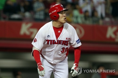 Samsung Lions Lions 2 - 0 LG Twins right-hander Young-gun matchup 2nd game is Won Tae-in decision victory .1 win and 1 loss Saladinos 2 RBI timely hit to LGs first victory, and Samsung Lions won Won Tae-in and Tyler Saladinos two-run matchup He won the LG.The Samsung Lions scored two runs in the first and second bases of the Jamsil-dong away Kyonggi, two RBIs with Saladino flowing on the left-wing line, Won Tae-in - Choi Ji-kwang - Woo Kyu-min scored without a run, making it 2-0 for LG and 11th win (14 losses).LG lost its first season.If Koo Chang-mo (NC) and Choi Chae-heung (Samsung Lions) are left-handed young men who are emerging this season, Won Tae-in (Samsung Lions) and rookie Lee Min-ho (LG) who have been in the starting match on the day are rising right-hand young men.Won Tae-in and Lee Min-ho have already met in Deagu on the 21st of last month.Won Tae-in had a two-run homer hit by Che Eun Seong in the first inning despite pitching with six hits and two runs (six strikeouts) in seven innings, losing to Lee Min-ho, who had one hit and no runs in the sixth inning.Therefore, the confrontation on this day was a sad battle for Won Tae-in.On the day, Kyonggi was the exact opposite of the last 21 days.Won Tae-in scored the third win of the season with five hits in seven innings and five hits in the middle of the season with an exquisite control on the outside of the left batter.In particular, Won Tae-in showed off his Danger management ability by striking out a swinging strikeout in the fourth inning with a head-to-head match against Roberto Ramos, the home derby leader (10 in the first and second bases of the Musa, with consecutive hits from Kim Hyun-soo and Che Eun Seong.Lee Min-ho also allowed a leadoff Kim Sang-soos hit and Park Chan-dos walks before he could get a sense of the first inning, and allowed two runs to Saladino for a double, but then he lost the Samsung Lions batting line with no runs and pitched five hits and seven strikeouts in seven innings.As a result, Won Tae-in and Lee Min-ho lost their first defeat of the season to each other, and they exchanged 2-0 points with each other in points, and they balanced the team with 1 win and 1 loss.SK won the first NC 8-2 in five consecutive wins as the once-breaking two-stroke team in Changwon away Kyonggi harmonized.SK, which experienced the last fall from the swamp of 10 consecutive losses, is now in a state of upward trend.Cole Hamels Moon Seung Wons pitches first shone; Moon Seung Won tied NCs Kangta line with a run in six innings, three hits, eight strikeouts and one run.In the batting line, Choi Jeong, who announced his resurrection, showed off his concentration of 8 points with 11 hits, including a clean two-run hitter from the first inning and a three-run double by Jamie Romack in the fourth inning.NC was defeated by Lee Jae-hak, who gave up nine hits in four innings, and failed to even get a chance with the worst pitching of seven runs.NC is still ahead of LG with Game and Game in 3rd place Doosan, but the scary rise in the early part of the season is feeling dull.Doosan Bears 11 - 8 KT Wiz (Suwon FC) After the last minute of the match, he won the last minute and the bullpens still had a problem, so Doosan won the last minute of the scary chase, and came to LG with a game car.Doosan was expected to win easily with a score of 10 points in the first three times in Suwon FC Kyonggi, but he won 11-8 at the end of the total game, which was followed by KT, who was persistently chased by El Luis Rojas No. 7 homer.Doosan hit 18 hits, including two homers from Fernandez and Kim Jae-hwan, and KT hit 12 hits, including Luis Rojas homer.On the day, Kyonggi had a game split early.Audrey Samer Despayne, who KT abandoned his contract with Raul Alcantara and recruited as the first starter, failed to withstand Doosans Kangta line from the beginning and collapsed with 10 runs in five innings and 15 hits (2 finishes).This is the first time a foreign pitcher has scored 10 runs as a starter.On the contrary, Doosan starter Yoo Hee-kwan scored four runs in seven hits (1 homer) in six innings, and also scored his third win with solid scoring support from the batters.Yoo Hee-kwan escaped from his fifth consecutive Suwon FC Stadium loss (average ERA 6.75) since August 22, 2015, with a career-high 90 wins (37th in history) in the victory.Doosan Oh Jae-il wielded four hits, one RBI and two RBIs in five at-bats, Jose Fernandez (5 RBIs, one RBI), Kim Jae-hwan (5 RBIs, two hits and two RBIs, one RBIs), Park Se-hyuk (4 at-bats, three hits and two runs), Jung Su-bin (5 at-bats, one RBIs, one RBI), Choi Joo-hwan (4 at-bats). He had two hits and one RBI, and Park Gun-woo (two hits and two runs in three at-bats) played well.Despite the early mass runs, KT followed up to the last minute and took the last chance of a two-run out in the ninth, but only got one more point in a heavy pitch.KIA beat Lotte Mart 7-2 in Gwangju Home Kyonggi with Yu Minsangs final homer to win four straight Game against Lotte Mart this season.Yu Minsang hit a 4-for-4, 5-run RBI with a 3-run homer in the sixth inning at the end of the sixth inning, and Kim Ho-ryong, who was called up to the first group, added joy to the lead hitter.KIA starter Lim Gi-young allowed two homers to Lotte Marts Kim Jun-tae and Lee Dae-ho, but he was once hit by a reverse homer by Yu Minsang, who broke out in the sixth inning, and continued to strengthen his career with 17 Kyonggi wins in the Lotte Mart with two runs in six innings, seven hits (2 homers) and five strikeouts (2 earned).In addition to Yu Minsang, KIA had a multi-hit by Preston Tucker (4-for-2, 1-for-5, 2-for-5) and Lotte Mart wrote a 3000-run single (16th) in his career from Lim Gi-yeong in the sixth inning, but lost his light due to team defeat.Help Heroes 15 - 3 Hanwha Eagles (Daejeon) Help, Park Byung-ho Homer, etc., 15 points with 17 hits, Hanwha is a total difficulty, 9 consecutive losses in the swamp. Help is 17 hits including Park Byung-ho and Kim Woong-bins two homers in Daejeon. Yi Gi was 15-3 in Hanwha, which was in a total difficulty, and whistled four consecutive wins this season.Help scored a one-sided victory by Park Byung-ho, who hit a six-hit homer with a two-point homer in the first inning, and Kim Hye-sung hit three hits and Jeon Byeong-woo hit four hits.Hanwha tried to fight back in the third inning, but the batting line and the mound continued to be frustrated, and they are not showing signs of breaking up in the 9th consecutive victory.[StatificationLomac has also survived following SK and Choi Jing.
