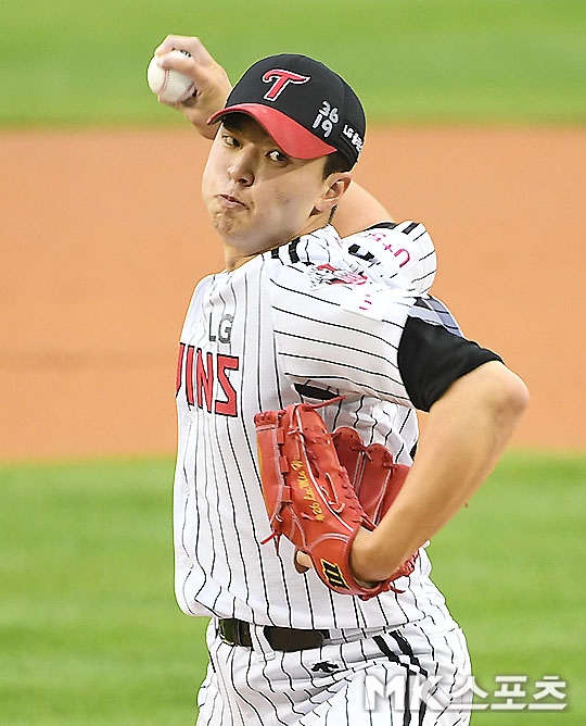 It was a brilliant that LG coach Ryu Jung-il, as well as Samsung Lions coach Heo Sam-young, who was the winner, would have looked at it with great pleasure.Lee Min-ho (LG), born 2001, played against Won Tae-in (Samsung Lions), who was born in 2000 in both starts Kyonggi.Won Tae-in, who went to season 6Kyonggi, also met with high school graduate Pitcher (the other time, Mini Standard of kt) three times.The Jamsil-dong Samsung Lions-LG match ended in 2 hours and 38 minutes on the 2nd.The second fastest of the 5Kyonggi that took place on the day (two hours and 37 minutes before Lotte-KIA in Gwangju); Hit and four sand dunes as well as Pitcher replacements were the fewest.The Samsung Lions had only one and three chances in the first and LG had four chances, but only scored in the first attack of the Samsung Lions.Not a coincidence: The first showdown between Won Tae-in and Lee Min-ho, which took place 12 days ago in Deagu, was also the kyonggi, where applause came out as a temple.This year is the heyday of young Pitcher.Pitcher in the first and second years is taking their place in the first group, with Koo Chang-mo in the sixth year leading the UEFA Champions League ace-down performance.Won Tae-in, who was pushed out of the rookie competition due to poor performance in the second half of last year, is showing the most outstanding performance of the second year Pitcher this year.Three high school-graduated rookies, including Lee Min-ho, Mini Standard and Heo Yun-dong (Samsung Lions), have won their first debut victory, though it has not been a month since the opening ceremony.There are also quite a few Pitchers who have been recognized for their potential in the UEFA Champions League.It is a Korean baseball game that worried about the future because the growth of young Pitcher was slow a few years ago.Ryu, who has a lot of experience among the current KBOUEFA Champions League leaders and has been in charge of the National Player, is glad to see Young Guns appearance.The UEFA Champions League will develop only when new figures appear consistently, Ryu said. Its hard to have fun with the players Ive seen every time.It is encouraging to see Young Guns appearance in that regard, he said.In addition to Lee Min-ho, LG plans to make Kim Yun-stock, a 2000-year-old starter, a future and a path to the present.Kim Yun-stock, who was canceled in the first-team entry on the 1st, has experience as a starter in the second group.It is also possible to start the first KBOUEFA Champions League in the debut this year.The scouts pick the rock well, but now training is a scientific way, Ryu said, citing systematic management of why high school graduates Pitcher are soft landing faster than in the past.We have five coaching coaches in our team, and we can adjust the intensity of training to fit the physical strength of the players and reduce the risk of injury, he said.Young Pitcher will start on the 3rd, and Yugoshi-motivated Mini standard and Huh Yoon-dong will go to Suwon Doosan and Jamsil-dong LG respectively.Cho Young-gun (Kium), born in 1999, will also play as a starter in 379 days after Gocheok NCs match on May 21, 2019 (13 innings, 3 hits, 3 walks, 1 strikeout, 3 runs).This years UEFA Champions League report card made a strong impression with three wins and an Earned run average of 1.42.Chos team is Hanhwa, who has lost nine consecutive games.