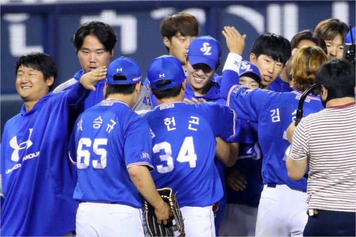 Won Tae-in and Lee Min-ho played one game on May 21.At the time, Won Tae-in had six hits, one homer, two walks, two strikeouts and two runs in seven innings, but the result was Lee Min-hos decision-making victory.Lee Min-ho made his first appearance in the KBO League Group 1 stage and showed perfect pitching with 513 innings, 1 hit, 4 walks, 2 strikeouts, and LG won the Samsung Lions 2-0.On the other hand, Won Tae-in became a losing pitcher with his first loss of the season, a loss that was even more disappointing as two points that became a match were in the first inning.In another matchup between the two players, Won Tae-in was desperate for victory; on that day Won Tae-in showed a perfect pitching with five hits and three strikeouts in seven innings.Lee Min-ho also pitched well with two runs in seven innings, five hits, two walks and seven strikeouts.However, the batting average, which hit 20 hits and 13 points against KIA on March 31, failed to hit Won Tae-in.In the end, the Samsung Lions won 2-0 to LG with two points scored by Saladino in the first inning, and Won Tae-in became a winning pitcher.All records from the first showdown with Lee Min-ho were recorded in the opposite direction.Ive practiced really much for todays game, he said frankly, because Im a senior in the year, I didnt want to lose.Won Tae-in has changed the pattern of pitching this season.Unlike last seasons lantern with The and the change, this season is languishing with the change, and The is throwing as hard as possible.The key to pitching today is a high ball, Won Tae-in explained, and then (with a high ball) he led a foul and then finished with The.As I threw the winner The hard, I did not avoid the batter, and this strategy increased the number of innings.Won Tae-in said, I did not know that I would do it until the 7th, he said. I did not want to go up to 8 ~ 9 times with all my strength in the 4th.Won Tae-in struck out five straight games against LGs hitter Robert Ramos in the first and second bases of the fourth inning, with the team leading by two points.He then passed the crisis by handling Kim Min-sung and Oh Ji-hwan as flyouts.Finally, Won Tae-in smiled, hand-in-hand, saying, I want to stop now, when asked about the next confrontation with Lee Min-ho.Samsung Lions Won Tae-in, LG Lee Min-ho Young-guns starting match-up Won Tae-in, May 21 0–2 defeat.Lee Min-ho, June 2 0–2 defeat in the first inning, 2 runs in the first inning.