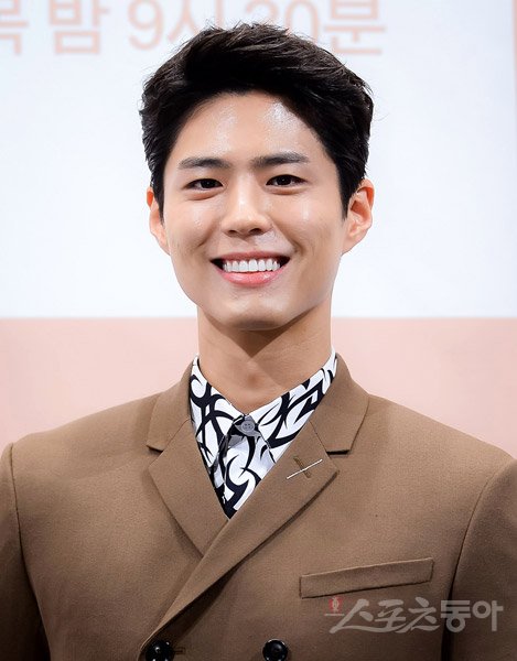 Park Bo-gum is waiting for the results to come out on the 25th, supporting Navy Military Music Speaker Culture and Public Relations.He was reported to have supported Piano (key disease) after he had a practical and interview at Navy headquarters in Gyeryong-si, Chungnam Province on the 1st.If you pass, you will enter the Navy Basic Military Education Center in Jinhae, Gyeongnam Province on August 31 and serve for 20 months starting with 5 weeks of recruitment training.Park Bo-gum has been quietly preparing to fulfill his defense duties, saying that he will enlisted in the army after finishing the TVN drama Boyfriend last year.Since the beginning of this year, his Enlisted theory has been steadily raised in the entertainment industry.Supporting the field of cultural PR Piano is also in line with the interests and talents of Park Bo-gum.He made his debut in the entertainment industry and showed enthusiasm for music, including taking charge of the Piano accompaniment of the church he had attended since he was a child.He majored in musicals at the university (Myongji University) and has built up his abilities as a music director for graduation performances.Until Enlisted, Park Bo-gum plans to complete the film and drama being filmed; Suzy and the film Wonderland, which is currently filming, will complete all the schedules by July.The TVN drama Youth Record, which is appearing with Park So-dam, also plans to finish filming before Enlisted, ahead of the airing at the end of August.At the same time, the movie Seo Bok, which shares and starred, is also preparing for the release this winter.It is a strategy to fill the 20-month postponement gap by releasing three series of starring films after Enlisted.While Park Bo-gum, who has dominated dramas, movies and advertisements, has left the entertainment industry for a while, attention is also focused on the new face that will take the spot.Park Bo-gum is one year old, but it is expected to grow rapidly because of the gunpil halo effect that I went to the army early.Kim Dong-hee, born in 1999, and Lee Jae-wook, born in 1998, are considered to be the most important news stories to watch.