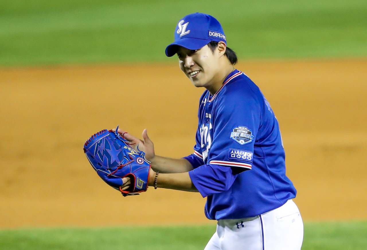 The Jamsil-dong Stadium mound shone with youth.The Return match, created by 20-year-old Won Tae-in and nineteen Lee Min-ho, reproduced the Kyonggi 12 days ago.A gallant pitch hit the ground, and a feeling of unwaveringness strained the Kyonggi field.Samsung Lions Won Tae-in, 20, and LG Lee Min-ho, 19, once again faced off the starting lineup at Jamsil-dong Stadium on the 2nd.The two had a starting matchup at Deagu Lions Park on the 21st of last month, and they faced each other again in their rotation, which Return exactly 12 days later, and this time their 20-year-old brother won.The results of the Kyonggi result, the flow, were all the preludes of the last confrontation.In the last months match, LG, who had a two-run homer in the first inning, beat LG 2-0, and Lee Min-ho blocked 5.1 innings with one hit and no run.Samsung Lions starter Won Tae-in was a loser after failing to score seven runs after two runs in the first inning, but he was not helped by the batting line.In the return match, the away team Samsung Lions scored two points in the first inning as they did then.In the first and second bases made by Kim Sang-soos hits and Park Chan-dos walks, Saladino brought in all the runners with a double that hit LG third baseman Kim Min-sung.Saladino failed to score extra points as he was out for third base, but this time Won Tae-in kept the two points, just as Lee Min-ho kept two points in the first inning.Won Tae-in blocked seven innings against the LG batting average with five hits and no runs; struck out three without a walk.Several runs out Danger has gone through a fastball that has been powerful, unlike last year.The game was the result of the days strikeout of LGs No. 4 Ramos in the fourth inning at first and second base Danger, where Choi Ji-kwang and Woo Kyu-min blocked the remaining two innings and won 2-0.Lee Min-ho also gave up two runs but was close to perfection from the second inning.The scene of Kim Dong-yeop as a checker in the fourth inning, and the scene of the first in the seventh inning showed Lee Min-hos growth. Lee Min-ho scored two runs in seven innings.Won Tae-in Lee Min-hos return match was a thrilling Kyonggi just to watch from the game.For a long time, the right-hand starters, who had been a natural monument to the KBO league, played well.The top arrest of Won Tae-in was 147km, and Lee Min-hos maximum arrest was 149km. They are only 20 and nineteen years old pitchers.Won Tae-in said after Kyonggi, I was a one-year-old brother, but I did not want to lose again. So I prepared a lot.I think Minho was able to hold on to the seventh inning because he was stimulated by the pitch, he said.When asked about the possibility of another rematch, Won Tae-in laughed, saying, I am more burdened to face Minho than to be called a one-two punch.