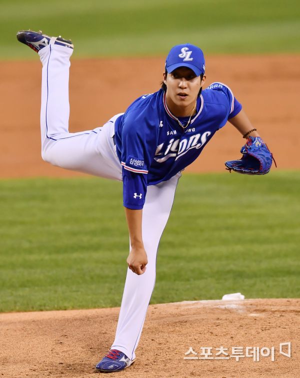 The Samsung Lions Lions Won Tae-in has been successful in the LG Twins Lee Min-ho and Young Gun Return Match.Won Tae-in started the 2020 Shinhan Bank SOL KBO League LG and Kyonggi at 6:30 pm at Jamsil Stadium in Seoul on the 2nd, leading the team to a 2-0 victory with seven innings, five hits, three strikeouts and no strikeouts.On this day, Kyonggi brought up a big topic with the return match of two Youngguns, Won Tae-in and Lee Min-ho.Lee Min-ho, who made his first start on the first stage in the first round of the two players first start at Deagu on the 21st of last month, won the victory.Won Tae-in also suffered a loss in seven innings, six hits (1 homer) and two walks and two walks in six strikeouts. The only run was a two-run homer hit by Chae Eun-sung in the first inning.The Samsung Lions hit out at Lee Min-ho from the beginning of the Kyonggi to help Won Tae-ins lust.Leading hitter Kim Sang-soos right-handed hitter and Park Chan-do picked up walks to make the first and second bases of the Moussa, followed by Tyler Saladino, who hit Lee Min-hos fifth inning and hit a two-run left-handed double.Lee Min-ho was not shaken by the early run-off either; he sent out the runners but had no further runs.Won Tae-in blocked the LG line-up by throwing a mixture of The (48th) and Sliders (22nd)-Changeup (17th)-Cube (seventh).He was in crisis twice, but he did not score and did not walk.The two players did their part until seven innings, but it was Won Tae-ins decision victory, in which the Samsung Lions scored first and received scoring support.It was Kyonggi, which meant more than one win for Won Tae-in.After Kyonggi, Won Tae-in said: (Lee Min-ho) threw really well; although he had an early run, the pitching that dragged him to seven innings was great.I had a lot of learning to learn about my juniors, he said. So I prepared a lot of kyonggi today. I did not want to lose this time.It seems that the process of the series has been a good stimulus and I have not lost my concentration until the end, he added. It is more burdensome to stick with my juniors than to face other team one-two punches.Won Tae-in, who had a chance to start as Ben Lively and Baek Jung-hyun collapsed in succession, said, There is no burden. (Choi) Chae Heung-yi and I have an opportunity.I think it has led to good results because I throw it without any burden. Won Tae-ins ERA dropped to 2.45 from 3.12; it is third overall, behind NC Dynos Gu Changmo (0.51) and Help Heroes Eric Yokishi (0.90).Won Tae-in said: I tried to raise The restraint after last season.Jung Hyun-wook, as advised by Kochi, he threw his shoulder strength with his power from the time of catching, and he learned how to stockpile his strength by adjusting his strength to the change zone instead of the Kyonggi. He added: I had a lot of hand-to-hand games last year, and now I think The is always the best, and I think Kochi is well-managed and can maintain his restraint now.