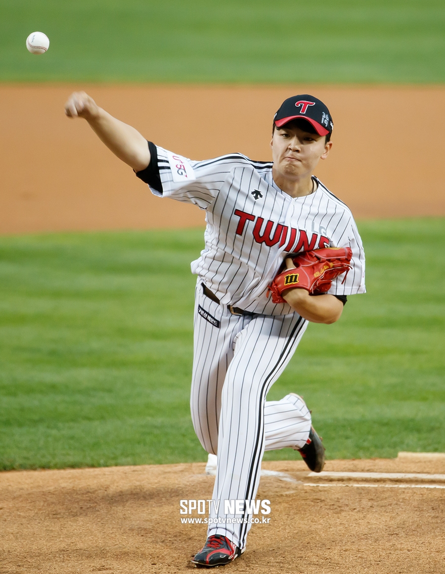 The KBO UEFA Champions League draft is an event with 10 professional baseball teams and KBO UEFA Champions League Future.The players selected from the recent 2020 New Draft are slowly announcing their name by playing in the KBO UEFA Champions League in 2020.Lee Min-ho, who is in Kyonggi as LG Twins Cole Hamels, is the first nomination.Kim Yun-stock, who joined the opening roster and went down to the UEFA Champions League for a starting class recently, was named third in the second round.Both players are not just newcomers, but are evaluated as LGs current and future.Ryu talked about his recent performance as a baseball senior ahead of the Samsung Lions Lions and Kyonggi on the 2nd.Not only LG but also recently KBO UEFA Champions League, new faces are creating fresh winds.If Lee Jung-hoo in 2017 and Kang Baek-ho in 2018 showed overwhelming Kyonggi power and asked for a solo show, this year, LG Lee Min-ho, Kim Yun-stock, KT Wiz Som Jun, and Samsung Lions Lions Heo Yun-dong played an active role and announced the emergence of the sacred.All four players were given the first or second round nominations and wore professional uniforms.Lee Min-ho is in charge of the rotation with Cole Hamels as he returns with LG pitcher Jung Chan-heon.Kim Yun-stock pitched in Group 1 as a reliever, but recently went down to the Futures UEFA Champions League to begin his starting class.KT Wiz So Jang-jun has been spinning since the start of the season.So Ji-joon started 4Kyonggi and had 3 wins, 1 loss and an ERA of 7.06. Although he has been sluggish in the two Kyonggi recently, he is steadily in charge of 5 innings and is showing growth potential.Huh Yoon-dong made his successful debut with five scoreless innings on the 28th of last month in the Lotte Mart Giants and Kyonggi.Im proud, Liu said, and said the appearance of new faces was welcome news: Friends picked from the top of the draft should grow up quickly and take their place.Players who are selected in the lower order and go to Kyonggi should give Skout a prize and treat him. The Skouts have picked well, but the training has changed scientifically, said Ryu, who recently played quickly. In the past, he played ignorantly and heard a lot of heavy things.But now it is not. We need to train and reduce injuries. We have to develop quickly. We think that many training methods have changed from our time. It is difficult for the batter to play Baro, except for LG Kim Jae-hyun, Kiwoom Heroes Lee Jung-hooo, and KT Wiz Kang Baek-ho.At first, batters are hard: pitchers are likely to grow if the ball is fast. Its really difficult for batters to succeed in Baro as a high school graduate.Ryu said, The new characters have to come out so that sports can live. He said, New people must come out in all sports.We are joking, but golf is Tiger Woods, Korea Baseball is Park Chan-ho, and Korea Golf is Pak Se-ri.There are a lot of new stars in the sport, and many people are attracted. Every time the player is the player, it is not fun and tired. 