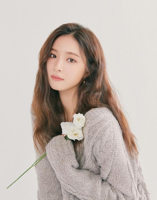 Actor Shin Se-kyung was proposed to appear in Run on as his next film.Shin Se-kyung, a member of the company Tree Essence, said in its main article on the 4th, Shin Se-kyung is the stage where he was proposed to appear in JTBCs new drama Run On (Gase) and started reviewing it.Earlier this day, one media reported that Shin Se-kyung was on the list of Oh miju, the female protagonist of Run-on.Oh miju is known as a foreign currency translator character who has grown lonely as an orphan.Run-on is said to be a work that depicts the process of a short-distance national athlete becoming a sports agent. Siwan is under positive review after being proposed to appear earlier.If Shin Se-kyungs appearance is confirmed, Shin Se-kyung will return to the house theater in more than a year after MBC drama It is noteworthy whether Shin Se-kyung and Siwan can be seen breathing.Meanwhile, Shin Se-kyung recently participated in the MBC campaign We Believe - Hidden Heart for Corona 19 recovery and reconstruction as a narration.