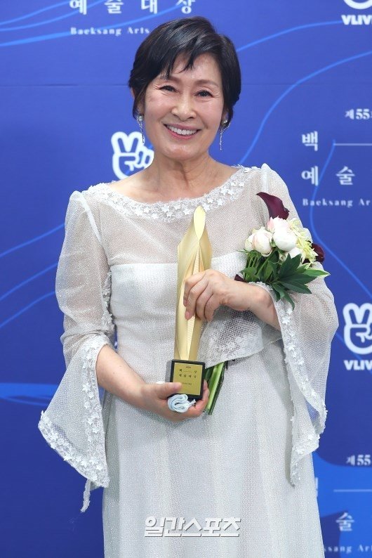 The awards line-up is also a feast of stars.The 56th Baeksang Arts Grand Prize will include the honorable figures who enjoyed the joy of last years award, and the Actors who were willing to take time with the awards.Hye-ja Kim, Jung Woo-sung and Yum Jung-ah, Kim Soo-hyun, Ko Soo, Siwan and Kim Yoo-jung, etc., are on stage and give a trophy of congratulations to those who have been active for a year.The 56th Baeksang Arts Grand Prize will be held at KINTEX 7 Hall in Ilsan, Gyeonggi Province from 4:50 pm on June 5 and will be broadcast live on JTBC, JTBC2 and JTBC4.Considering the Corona 19 situation, it is unrelated, and the red carpet and the Winner Backstage Interview can be seen live on the global short video application TikTok.Joy a year ago, this year we celebrateWinner Hye-ja Kim, who showed the best award of the Korean awards ceremony, will step in a year.As I said in my award testimony last year, I am looking forward to what kind of warm words Hye-ja Kim will say at the current time of comfort.Jung Woo-sung, the winner of the film category, also attends the time break even in the midst of busy film production.Yum Jung-ah, who has not been seen since Shishi Sekisui, and Lee Byung-hun, who was nominated for Best Acting in the film category this year, will be on stage together.Lee Sung-min and Han Ji-min, who are active in their respective areas, also deliver trophies to filmmakers who have performed well for one year.Kwon So-hyun, who has been in the lead role since last years supporting actor, and Lee Jung-eun, who has been active as a parasite since Blind Eyes, and Mitsubac, also attended the ceremony.Winner Jeon Hyun-moo, an entertainment prize winner, and Winner Sung Soo-yeon, a young player in the Play category, who was revived last year for 18 years, also shines.Broadcasting scheduled Drama main character total setThe main characters of the scheduled drama will be willing to gather for the awards, and they will also be the actors who will be the main characters of the Baeksang Arts Awards next year.Kim Yoo-jung, who played the title role in Convenience Store Morning Star which is broadcasted in June, will receive the popular award of Baeksang Arts Grand Prize three years ago and will be back in three years.Partner Siwan.Siwan and Kim Yoo-jung, who are preparing for JTBC Drama Run On to be broadcasted in the second half of the year, met as children in the hit movie The Year of the Sun, which recorded 42.2% of the best TV viewer ratings in 2012.Kim Soo-hyun, who will be the first official to appear in the drama after the war, is also expected to be the winner of the Tiktok Popular Award.On the 20th, Psycho but its okay, he decided to appear in Drama in five years, and he shows his handsome appearance as a white-color art object before the first broadcast.Drama partner calligraphy and TV and film awards were confirmed as awards winners.Jang Seung-jo and Ieliya, who are in the spotlight in the JTBC drama Criminal Detective broadcasted in early July, will also be awarded the prize for entertainment and cultural works in the TV division.Likewise, Yoon Sik Yoon and Kyung Su Jin, the main characters of OCN train broadcasted in July, will also be awarded the awards ceremony for TV and film arts awards.Mystery Trace Fantasy OCN Missing: They Were with Ko Soo and Ahn Sohee to come in August.JTBC Private Life male and female characters, Ko Kyung-pyo and Seo Hyun, who are returning from the whole world and stimulating curiosity with fresh materials, are delighted with Winner in the screenplay of the TV division.Park Hae-joon, who re-enacted his presence as a couple world, and Jin Seon-kyu and Seo Yi-sook will participate as winners of the newly established Play division.