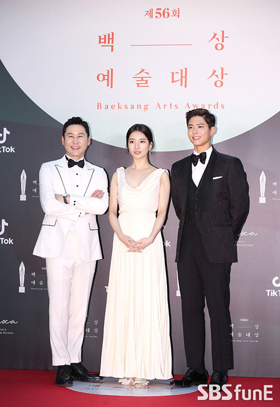 Shin Dong-yup (from left), Bae Suzy and Park Bo-gum have photo time at the 56th White House Arts Grand Prize red carpet event held at KINTEX, Goyang City, Gyonggi Province, on the afternoon of the 5th.