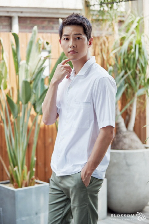 Song Joong-ki was not the same height as Actor Jo In-sung, who was the standard of the top star at the beginning of his debut, but he came to mind with a clean skin and stable acting ability.Since then, popularity has risen through a number of dramas, and the position of Actor Song Joong-ki has widened through the movie Wolf Boy before military service.Since then, he has met Korean Wave star Song Hye-kyo and has become popular overseas beyond Korea, playing KBS2 drama The Suns Descendants.Of course, Song Joong-kis charming character was a big part, but if it was not for Song Hye-kyo, which has a solid position in Asia, I had to make a little more effort.It is undeniable that Song Joong-ki has become more aware of the encounter with Song Hye-kyo since then.It seems that it is not easy to stand alone for such a song-ki. Is it not working out well with only one title called Actor Song-Joong-ki?Song Joong-ki tried to change through his later TVN drama Asdal Chronicle, but there was no big difference from what he had seen before.So, the next work seems to have become cautious.Song Joong-ki was scheduled to release the summer Win Riho after filming the movie Bogota from January this year.I was going to shoot the movie You and My Season, but the plan was disrupted.Of course, all of this is not a Song Joong-ki individual problem, but things have not been easy since some point.According to the film industry on May 5, Song Joong-ki said, I delivered a doctor to the movie You and My Season.Earlier, Bogota also became more serious in the case of a new coronavirus infection (Corona 19), and it was impossible to digest the planned schedule for the reason that it delayed shooting until next year.Song Joong-ki is also forced to suffer from heartbreak because the ambitious new things are getting worse.I hope all the scheduled things go well, but there are inevitable situations, said a film industry official. Actor Song Joong-ki has become more famous by external requirements than by the essence of Actor.After the military service, the return work was so good that I was more concerned about the selection of the later work, but it would be Song Joong-ki who is most upset with the current situation. 