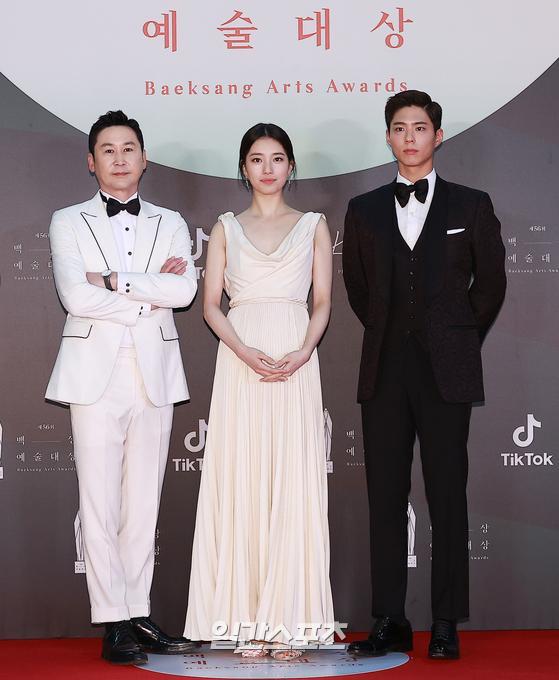 Actors Bae Suzy, Shin Dong-yup and Park Bo-gum attended the red carpet event of the 56th Baeksang Arts Awards ceremony held at the Korea International Exhibition Center in Goyang-si, Goyang-si, Gyonggi Province on the afternoon of the 5th.The 56th Baeksang Arts Awards, the only comprehensive art awards ceremony in Korea that includes TV, movies and plays, will be held at the 7th Hall of the Korea International Exhibition Center in Gyonggi Province at 4:50 pm on June 5 and will be broadcast live on JTBC, JTBC2 and JTBC4.Special reporting team / 2020.06.05MC Shin Dong-yup, Park Bo-gum, Bae Suzy for Baeksang Arts