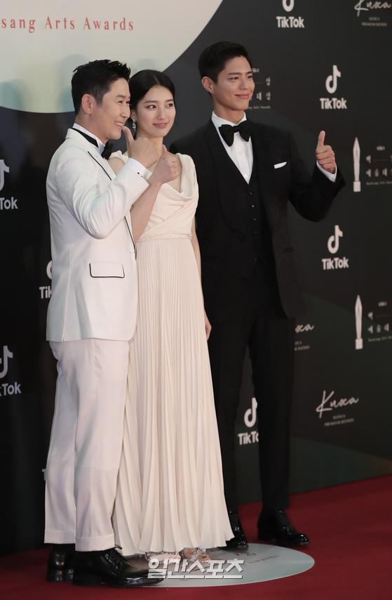 Shin Dong-yup Bae Suzy Park Bo-gum, who is in charge of MC, attends the red carpet event of the 56th White Art Grand Prize ceremony held at the Korea International Exhibition Center in Goyang-si, Gyeonggi-do, Gyeonggi Province on the afternoon of the 5th.The 56th Baeksang Arts Awards, the only comprehensive art awards ceremony in Korea that includes TV, movies and plays, will be held at the 7th Hall of the Korea International Exhibition Center in Gyonggi Province at 4:50 pm on June 5 and will be broadcast live on JTBC, JTBC2 and JTBC4.Special reporting team / 2020.06.05Shin Dong-yup Bae Suzy Park Bo-gum.White Award MC this year