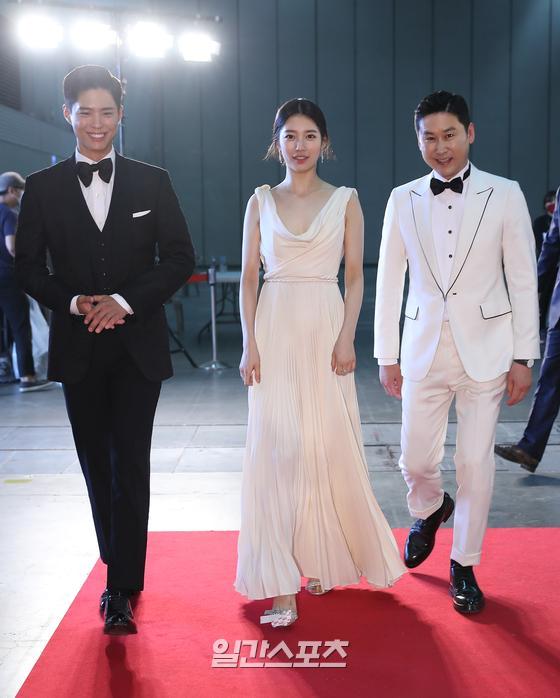 Shin Dong-yup Bae Suzy Park Bo-gum, who is in charge of MC, attends the red carpet event of the 56th White Art Grand Prize ceremony held at the Korea International Exhibition Center in Goyang-si, Gyeonggi-do, Gyeonggi Province on the afternoon of the 5th.The 56th Baeksang Arts Awards, the only comprehensive art awards ceremony in Korea that includes TV, movies and plays, will be held at the 7th Hall of the Korea International Exhibition Center in Gyonggi Province at 4:50 pm on June 5 and will be broadcast live on JTBC, JTBC2 and JTBC4.Special reporting team / 2020.06.05Shin Dong-yup - Bae Suzy - Park Bo-gum.Elegance Step