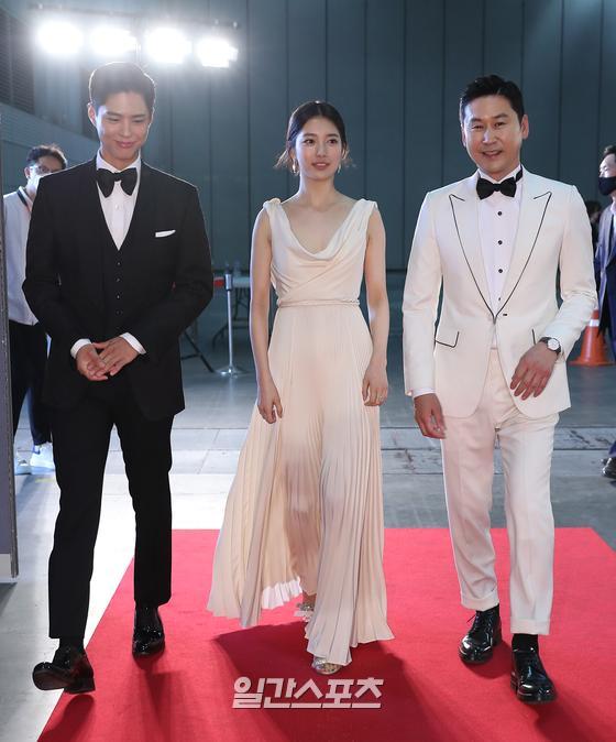 Shin Dong-yup Bae Suzy Park Bo-gum, who is in charge of MC, attends the red carpet event of the 56th White Art Grand Prize ceremony held at the Korea International Exhibition Center in Goyang-si, Gyeonggi-do, Gyeonggi Province on the afternoon of the 5th.The 56th Baeksang Arts Awards, the only comprehensive art awards ceremony in Korea that includes TV, movies and plays, will be held at the 7th Hall of the Korea International Exhibition Center in Gyonggi Province at 4:50 pm on June 5 and will be broadcast live on JTBC, JTBC2 and JTBC4.Special reporting team / 2020.06.05Shin Dong-yup - Bae Suzy - Park Bo-gum took charge of Baek Sang MC ~