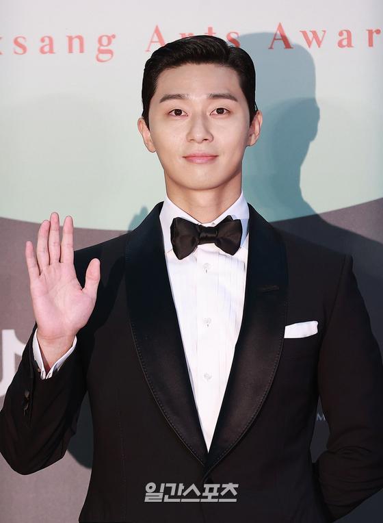 Actor Park Seo-joon attended the red carpet event of the 56th Baeksang Arts Awards ceremony held at the Korea International Exhibition Center in Goyang City, Goyang City, Gyeonggi Province on the afternoon of the 5th.The 56th Baeksang Arts Awards, the only comprehensive art awards ceremony in Korea that includes TV, movies and plays, will be held at the 7th Hall of the Korea International Exhibition Center in Gyonggi Province at 4:50 pm on June 5 and will be broadcast live on JTBC, JTBC2 and JTBC4.Special reporting team / 2020.06.05Park Seo-joon, Smile is a wonderful man