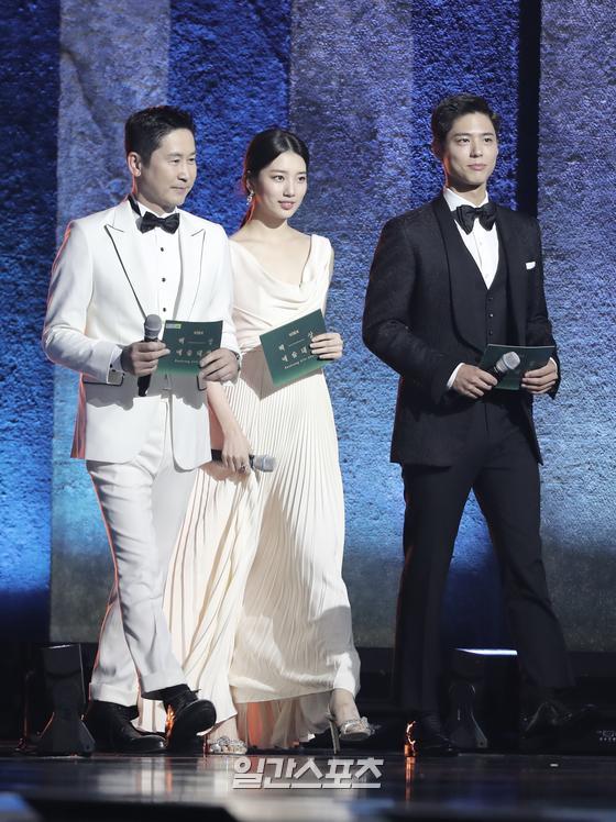 Shin Dong-yup Bae Suzy Park Bo-gum, who was MC at the 56th Baeksang Arts Awards ceremony held at the Korea International Exhibition Center in Goyang-si, Goyang-si, Gyeonggi-do, on the afternoon of the 5th, is on stage.The 56th Baeksang Arts Awards, the only comprehensive art awards ceremony in Korea that includes TV, movies and plays, will be held at the 7th Hall of the Korea International Exhibition Center in Gyonggi Province at 4:50 pm on June 5 and will be broadcast live on JTBC, JTBC2 and JTBC4./ 2020.06.05Shin Dong-yup - Bae Suzy - Park Bo-gum, Sule steps