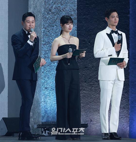 Shin Dong-yup, Bae Suzy, and Park Bo-gum attended the 56th White Prize Award ceremony held at the Korea International Exhibition Center in Goyang City, Goyang City, Gyeonggi Province on the afternoon of the 5thThe 56th Baeksang Arts Awards, the only comprehensive art awards ceremony in Korea that includes TV, movies and plays, will be held at the 7th Hall of the Korea International Exhibition Center in Gyonggi Province at 4:50 pm on June 5 and will be broadcast live on JTBC, JTBC2 and JTBC4.Special reporting team / 2020.06.05Shin Dong-yup, Bae Suzy, Park Bo-gum, starts Part 2