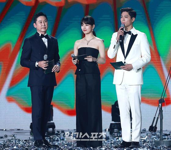 Broadcasters Shin Dong-yup, actors Bae Suzy and Park Bo-gum attend the 56th White Prize Award ceremony held at the Korea International Exhibition Center in Goyang City, Goyang City, Gyeonggi Province on the afternoon of the 5th.The 56th Baeksang Arts Awards, the only comprehensive art awards ceremony in Korea that includes TV, movies and plays, will be held at the 7th Hall of the Korea International Exhibition Center in Gyonggi Province at 4:50 pm on June 5 and will be broadcast live on JTBC, JTBC2 and JTBC4.Special reporting team / 2020.06.05Shin Dong-yup - Bae Suzy - Park Bo-gum, also bragging for perfect chemistry in 2020