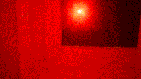 휴대폰에 빨간색 셀로판지로 제작된 '몰래카메라 탐지 카드'를 부착해 몰래카메라를 찾는 모습. 반짝 빛을 내고 있는 게 몰래카메라다. [사진 몰가드]