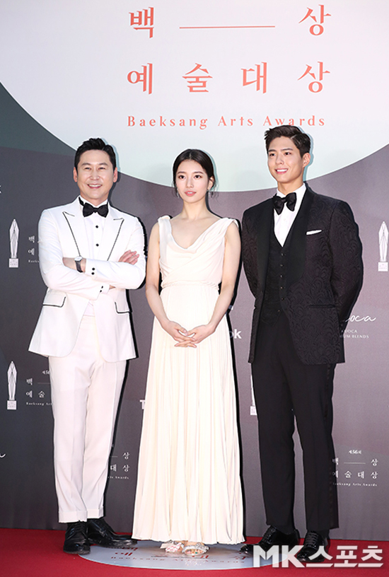 Broadcaster Shim Dong-yeop, actor Bae Suzy and Park Bo-gum pose at the 56th Baeksang Arts Awards ceremony red carpet event held in KINTEX, Ilsan, Goyang City, Gyeonggi Province on the afternoon of the 5th.