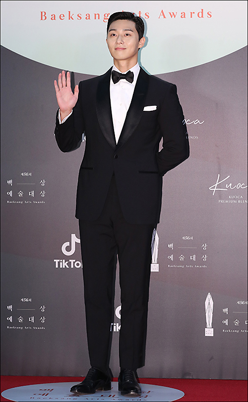 Actor Park Seo-joon is attending the red carpet event of the 56th Baeksang Arts Awards ceremony held at KINTEX, Ilsan, GoYang City, Gyeonggi Province on the afternoon of the 5th.