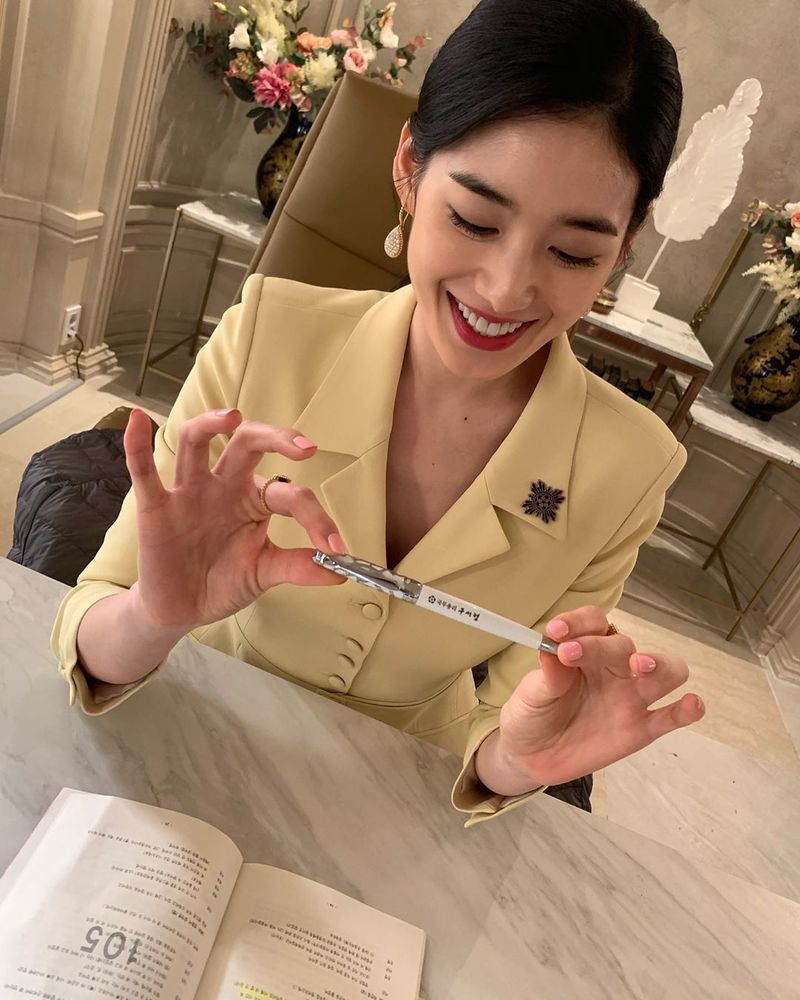 Actor Jung Eun-chae has unveiled the shooting scene of SBS gilt drama The King: Monarch of Eternity.Jung Eun-chae posted a picture on his instagram on June 5 with an article entitled Going on my feet: Prime Minister Koo Seo-ryeong.The photo shows Jung Eun-chae wearing a yellow suit, who smiles brightly with a pen reading The Prime Ministers Old Testament.Jung Eun-chaes elegant atmosphere catches the eye.delay stock