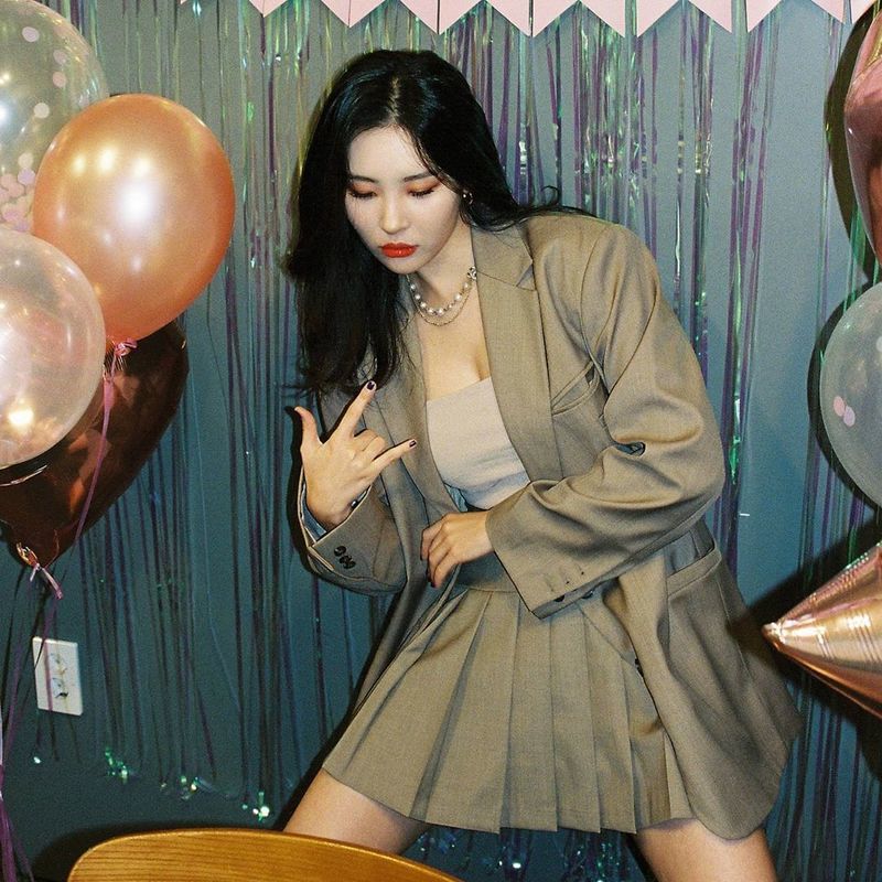 Singer Sunmi flaunts mood Goddess beautySunmi posted a picture on her Instagram on June 5.Inside the photo was a picture of Sunmi wearing a khaki jacket and skirt, with Sunmi posing in swags.Sunmis dissipating small face size and chic atmosphere catch the eye.delay stock