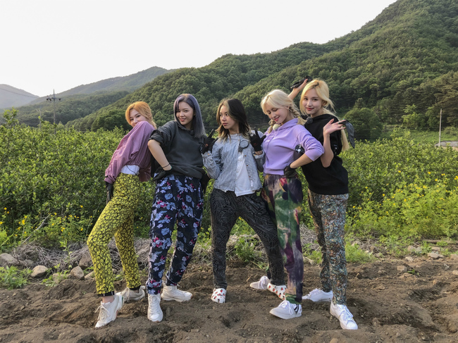 Group TWICE is meeting with the public in a different way.TWICE appeared on KBS 1TV 6 oclock homecoming on June 3rd and challenged traditional It, showing off its charm from farming to eating.Jingyeon, Momo, Sana, Mina, and Chae Young are a little bit poor, but they did their best to add to the work of the elderly in the village.In particular, Jingyuon received a special praise from Lee, It Gifted, and Mina added a lively smile by singing a verse of the trot Battery of Love.TWICE has attracted the hearts of the villagers as well as the viewers by radiating another anti-war charm than when performing a wonderful performance at a large-scale performance hall.JYP Entertainment released a behind-the-scenes cut of TWICE, which collected a big topic on the 5th 6 oclock homecoming.The five members showed off their excitement, wearing a dazzling pattern of rubber band pants, with a playful pose and a bright smile.On the 10th, My Homecoming at 6 oclock corner Oh! Man will be able to meet TWICE Part 2.minjee Lee