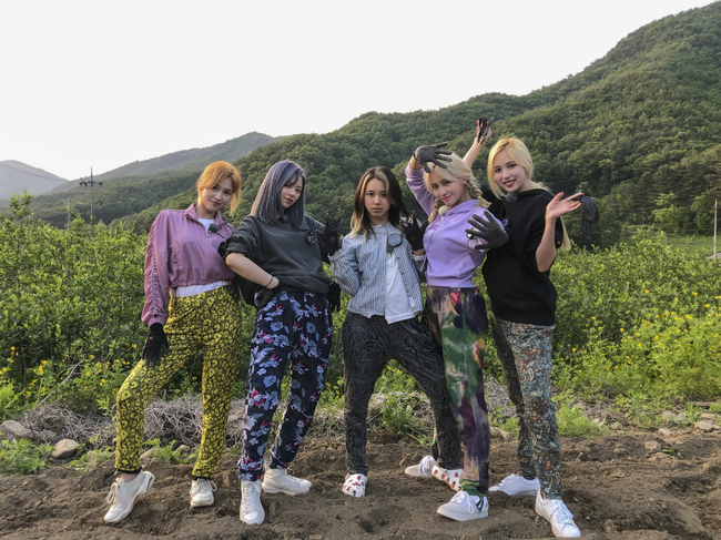 Group TWICE is meeting with the public in a different way.TWICE appeared on KBS 1TV 6 oclock homecoming on June 3rd and challenged traditional It, showing off its charm from farming to eating.Jingyeon, Momo, Sana, Mina, and Chae Young are a little bit poor, but they did their best to add to the work of the elderly in the village.In particular, Jingyuon received a special praise from Lee, It Gifted, and Mina added a lively smile by singing a verse of the trot Battery of Love.TWICE has attracted the hearts of the villagers as well as the viewers by radiating another anti-war charm than when performing a wonderful performance at a large-scale performance hall.JYP Entertainment released a behind-the-scenes cut of TWICE, which collected a big topic on the 5th 6 oclock homecoming.The five members showed off their excitement, wearing a dazzling pattern of rubber band pants, with a playful pose and a bright smile.On the 10th, My Homecoming at 6 oclock corner Oh! Man will be able to meet TWICE Part 2.minjee Lee