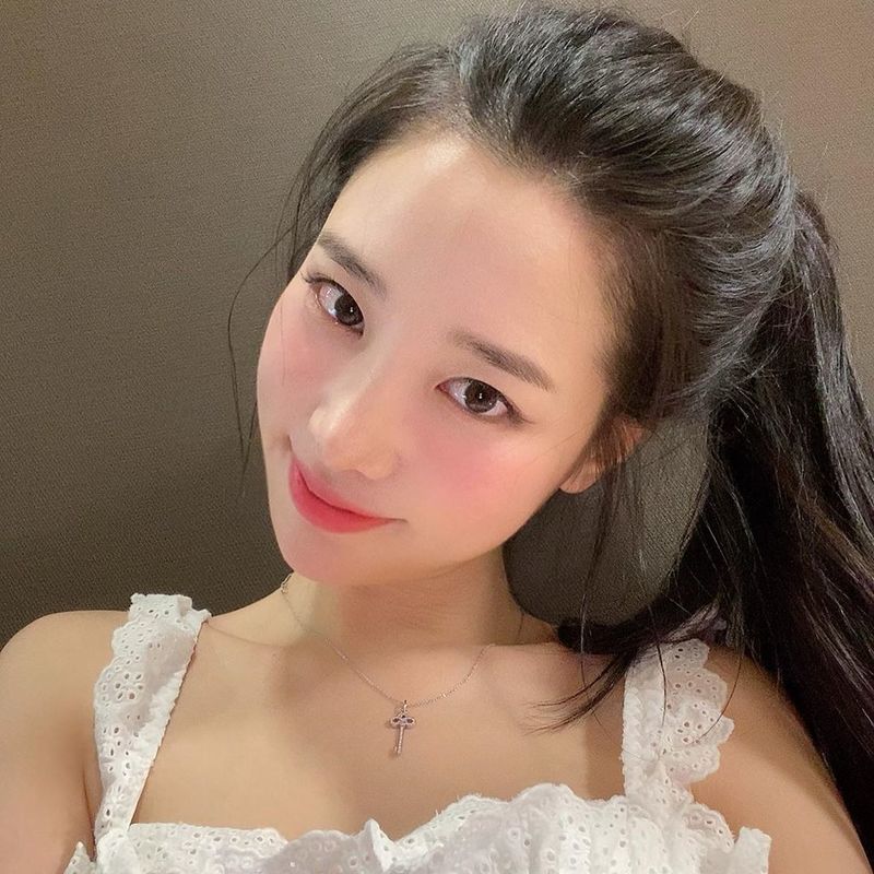 Johyun showed off her fan-favoured Beautiful looks.Group Berry Good member Johyun uploaded a photo to his Instagram on June 5 with the phrase Have a happy day today.Johyun in the photo is wearing a ponytail and V. He boasted beauty, perfecting lace sleeveless.han jung-won
