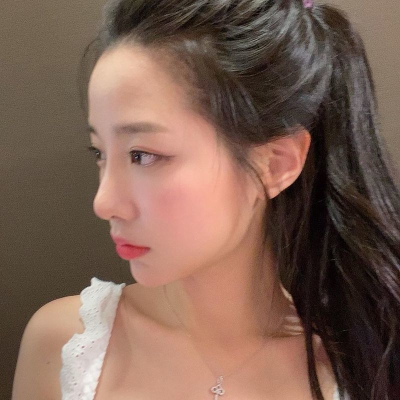 Johyun showed off her fan-favoured Beautiful looks.Group Berry Good member Johyun uploaded a photo to his Instagram on June 5 with the phrase Have a happy day today.Johyun in the photo is wearing a ponytail and V. He boasted beauty, perfecting lace sleeveless.han jung-won