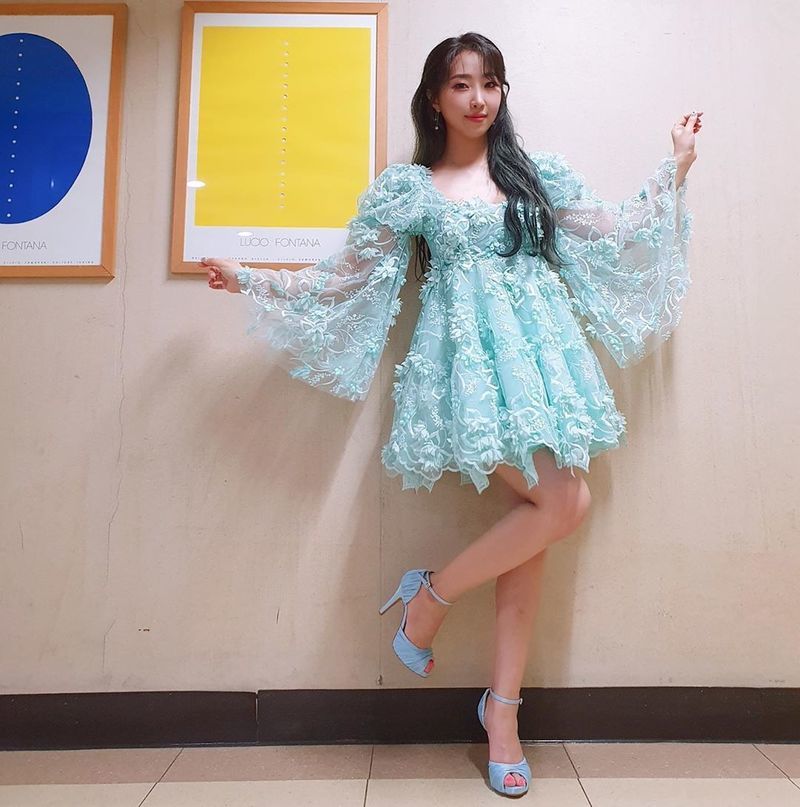 Minzy boasted a credible visual even if it was Tinker Bell.Minzy, from Group 2NE1, uploaded a picture to his Instagram on June 5 with the phrase Sharalab.In the photo Minzy poses in a stage costume, showing off her more watery beauty with wave heads and a pale smile.han jung-won