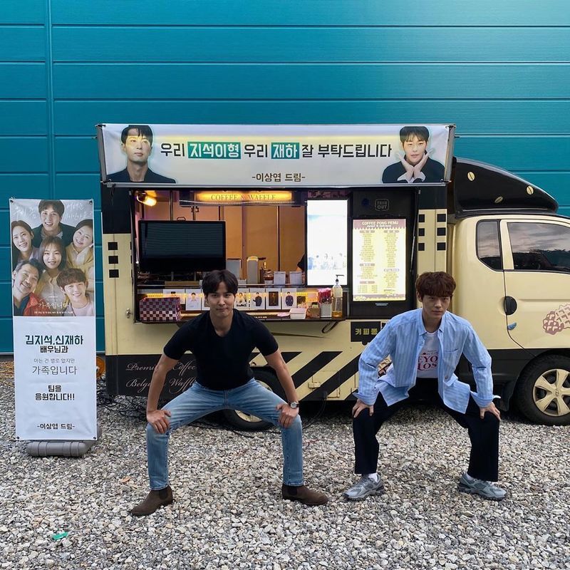 Kim Ji-Seok and Lee Sang-yeob boasted a sticky friendshipKim Ji-Seok posted a copy of Coffee or Tea Celebratory photo on June 5 on his Instagram account, which Lee Sang-yeob sent to the set of tvN (I dont know much) Familyhas released the book.Kim Ji-seok with the photo said, No, who is this? Lee Sang-yeob, the most popular actor, sends Coffee or Tea. Very just we are a crucible of emotion.I can give a little TV viewer ratings ... Cool Luck and laughed.Lee Sang-yeob is appearing on SBS Good Casting and KBS 2TV Ive been to once.pear hyo-ju
