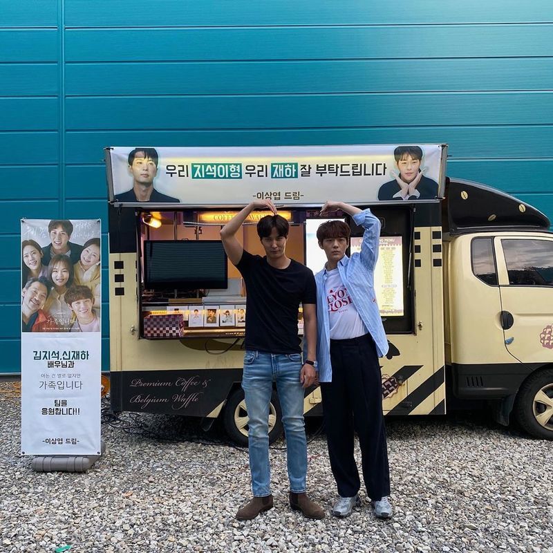 Kim Ji-Seok and Lee Sang-yeob boasted a sticky friendshipKim Ji-Seok posted a copy of Coffee or Tea Celebratory photo on June 5 on his Instagram account, which Lee Sang-yeob sent to the set of tvN (I dont know much) Familyhas released the book.Kim Ji-seok with the photo said, No, who is this? Lee Sang-yeob, the most popular actor, sends Coffee or Tea. Very just we are a crucible of emotion.I can give a little TV viewer ratings ... Cool Luck and laughed.Lee Sang-yeob is appearing on SBS Good Casting and KBS 2TV Ive been to once.pear hyo-ju