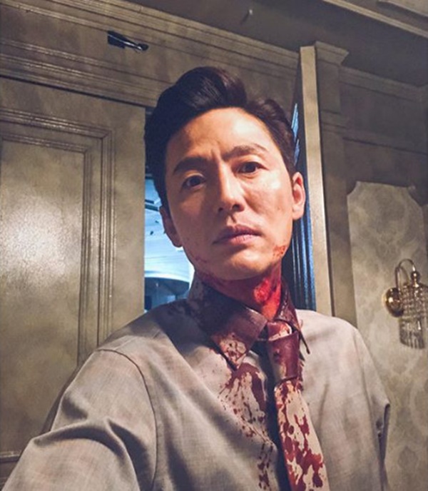 The King Lee Jung-jin released a picture of a blood-covered make-up.On the 5th, Actor Lee Jung-jin wrote on his Instagram, #The King Eternal Monarch. Tonight 14 times! Fitchlock. Who is it?!And released a chilling make-up photo.Lee Jung-jin in the photo creates a dreadful atmosphere in a blood-stained shirt; the blood make-up around her neck is eerie.Lee Jung-jin, despite his brutal make-up, showed off his handsome appearance and boasted a brilliant appearance.The netizens responded such as I am scared, I will get worse where I am, I am a villain but attractive, I would have been hard to make up and The KingLee Jung-jin plays the role of Lee Lim, the half-brother of the Korean emperor Lee Gon (Lee Min-ho) in the SBS gilt drama The King: Monarch of Eternity, showing a different villain every time.The King has three episodes to go until the end of the race.Photo Lee Jung-jin SNS