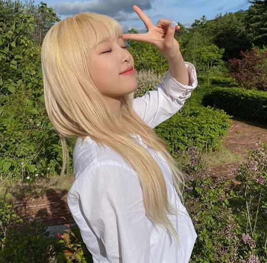 Group IZ*ONE Jena has created a lovely atmosphere to the full.On the 4th, Jena posted two photos on the IZ*ONE official Instagram with an article entitled IZ*ONEchu, I look forward to next week.The photo released showed Jena posing cute under the bright sunshine, with Jenas glowing blonde features.In particular, Jena is looking up with her eyes closed and welcoming the warm sunshine. Lovely Beautiful looks have heartened the fans.Fans who responded to the photos responded such as Jena, Agu cute, Blonde really fits well.Meanwhile, IZ*ONE is appearing on the reality program IZ*ONEchu.