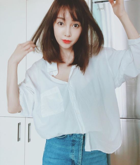 On the 5th, Ayumi posted an article and a picture of Agung Head Cool through his Instagram.In the open photo, Ayumi poses in a white shirt.The off-foot hairstyle makes it more eye-catching and while beautiful looks attract Eye-catching.Ayumi, who signed an exclusive contract with headquarters Eanti last year, is actively returning to Korean entertainment in 11 years./ Photo: Ayumi Instagram