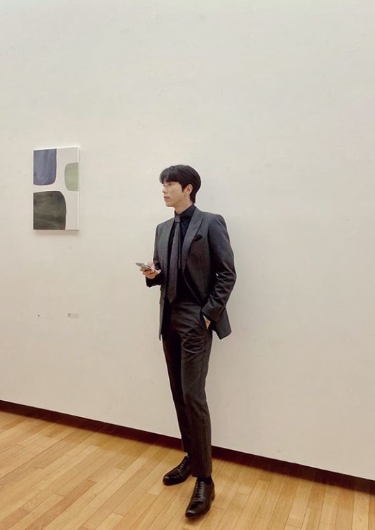 Actor Yoon Hyun-min showed off his extraordinary suit fitYoon Hyun-min posted a picture on his instagram on the 5th with an article entitled # He is him.In the open photo, Yoon Hyun-min is staring at his mobile phone in a black suit, especially with his amazing leg length and proportion, capturing his attention.Yoon Hyun-min has been in public love with Actor Baek Jin-hee since 2017.Photo: Yoon Hyun-min Instagram