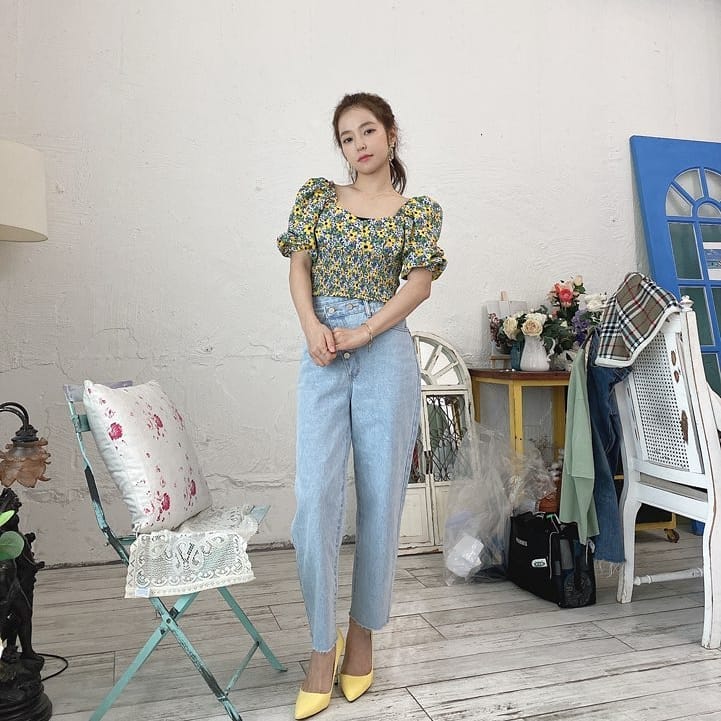 Singer Hongja shares a lovely current statusOn the 5th, Hongja posted a picture on his instagram with an article entitled Todays Baconza.In the open photo, Hongja is staring at the camera and showing off her lovelyness: a flower pattern blouse that highlights Hongjas small face and Hwasa visuals.Hongja is appearing on SBS Plus entertainment Dinner Day 2.Photo: Hongja Instagram