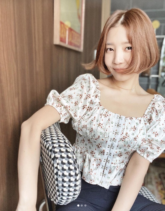 Actor Shin Da-eun flaunts fresh beautyShin Da-eun said on his 5th day instagram, Im off the schedule and Im going to go home to dance today.I will upload a video if I am an actor. # I am studying dance # Shinanda and posted several photos.In the open photo, Shin Da-eun is making a simple smile with a perfect hair style.The lovely blouse was added to make the unique lovely atmosphere even thicker.On the other hand, Shin Da-eun is appearing on JTBC My youngest theater.Photo: Shin Da-eun Instagram