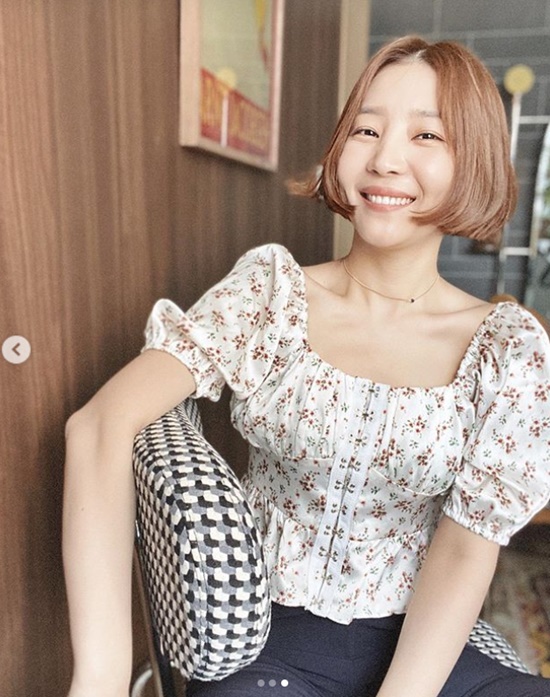 Actor Shin Da-eun flaunts fresh beautyShin Da-eun said on his 5th day instagram, Im off the schedule and Im going to go home to dance today.I will upload a video if I am an actor. # I am studying dance # Shinanda and posted several photos.In the open photo, Shin Da-eun is making a simple smile with a perfect hair style.The lovely blouse was added to make the unique lovely atmosphere even thicker.On the other hand, Shin Da-eun is appearing on JTBC My youngest theater.Photo: Shin Da-eun Instagram