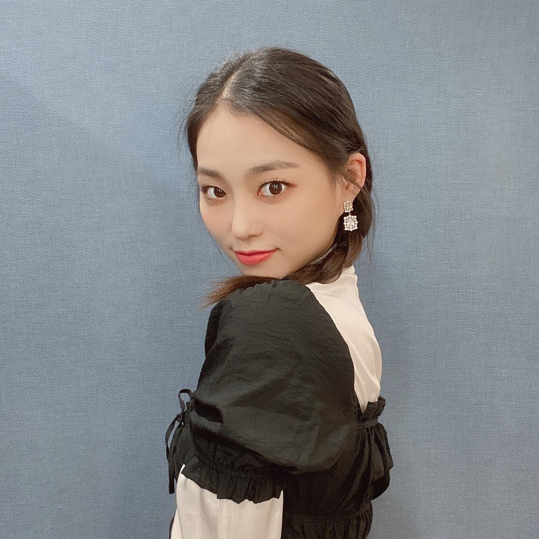 Jang Ye-eun of group CLC shared a lovely recent situation.Jang Ye-eun posted a picture on his Instagram on the 4th with Hashtag called #goodgirl.In the open photo, Jang Ye-eun poses staring at the camera, his side braided head, big eyes, and a lovely atmosphere captivate the eyes of the viewers.Jang Ye-eun is appearing on Mnet entertainment GOOD GIRL: Who robbed the station.Photo: Jang Ye-eun Instagram