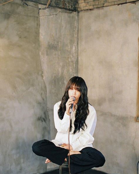 Apink Jung Eun-ji has released a song.Jung Eun-ji posted a picture on his Instagram on the 5th with an article entitled ma chi doo in.Jung Eun-ji in the public photo is sitting on a chair with Barefoot in the Park and singing with a microphone.The color of the vintage photographs and the professional expression that focuses on the song gave a fascinating atmosphere.On the other hand, Jung Eun-ji is DJ of KBS Cool FM radio Jung Eun-jis song plaza.Photo: Jung Eun-ji SNS