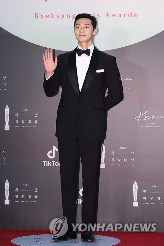 Seoul=) Park Seo-joon poses on the red carpet for the 56th Baeksang Arts Awards at the Korea International Exhibition Center in Ilsan, Goyang, Gyeonggi Province on the 5th.Twenty2.5.6.5